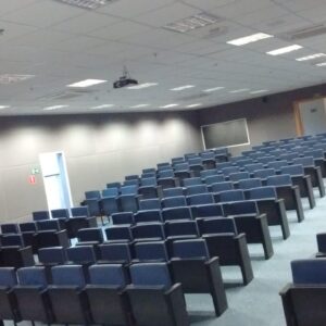 Plus - Poltrona auditório para obeso com prancheta